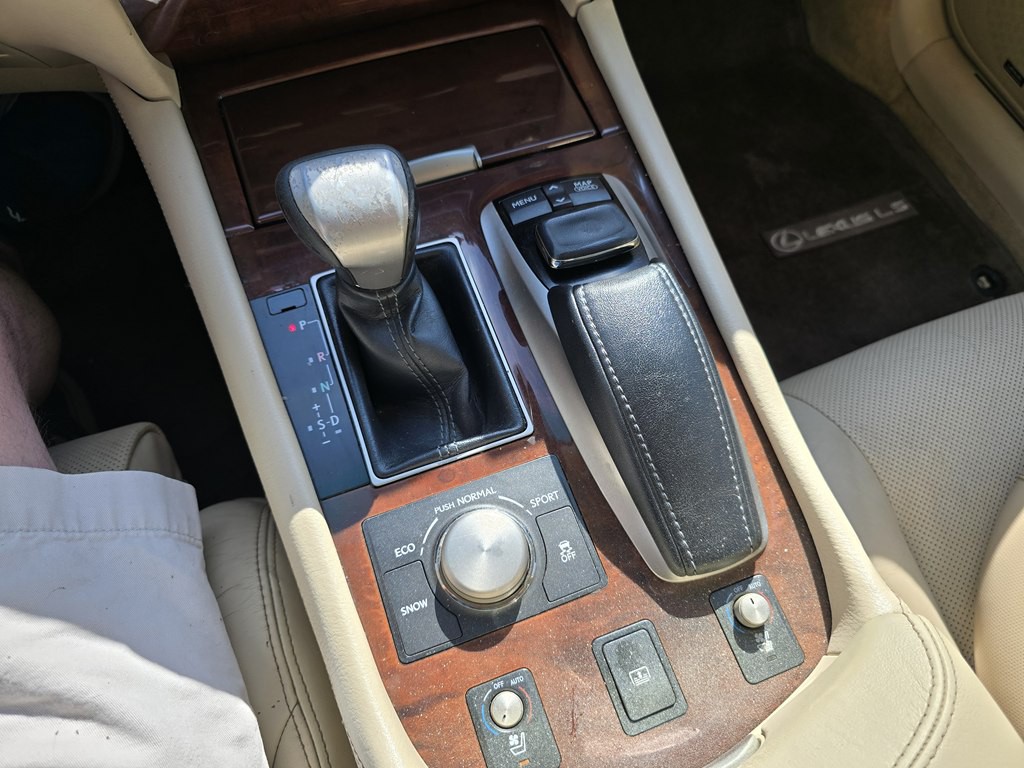 2015 Lexus LS Image 37