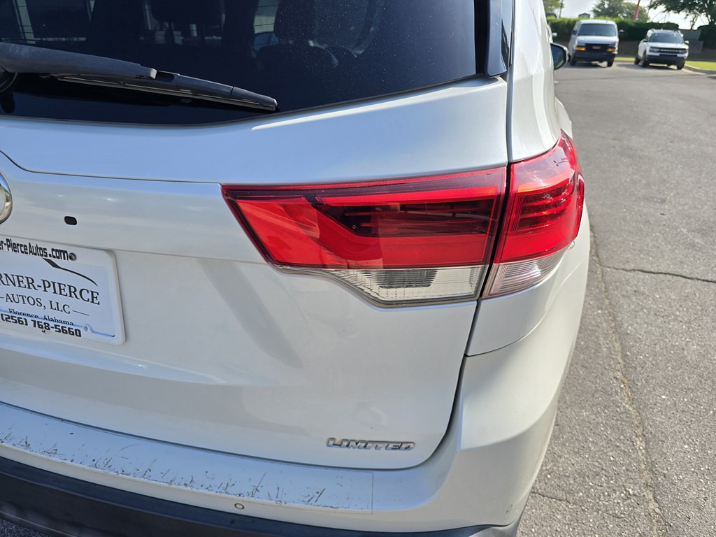 2017 Toyota Highlander Image 11