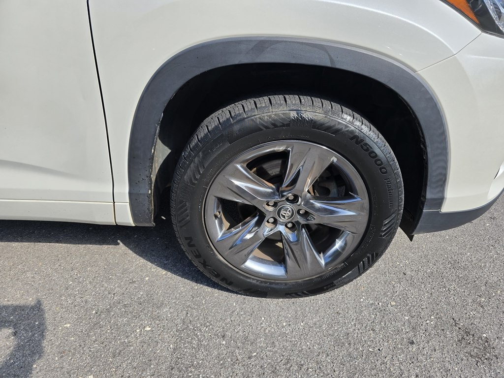 2017 Toyota Highlander Image 16