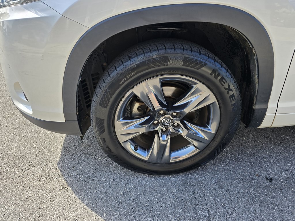 2017 Toyota Highlander Image 17