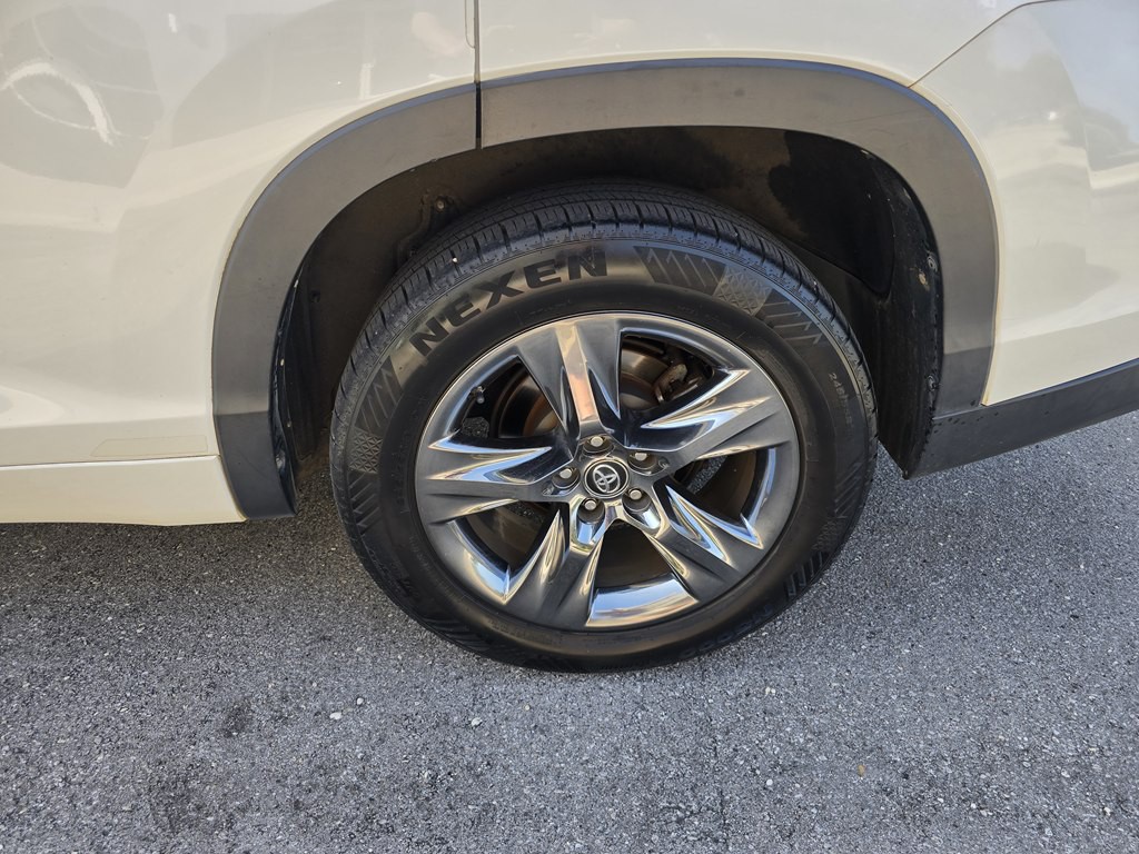 2017 Toyota Highlander Image 18