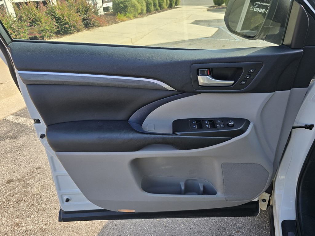 2017 Toyota Highlander Image 19