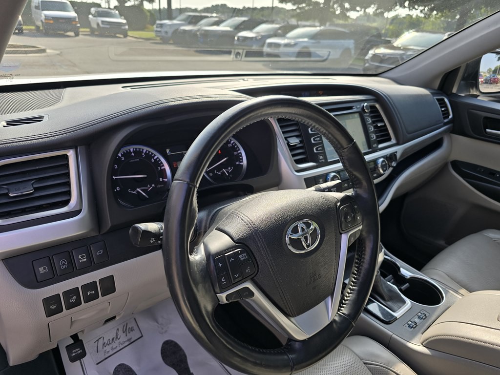 2017 Toyota Highlander Image 21