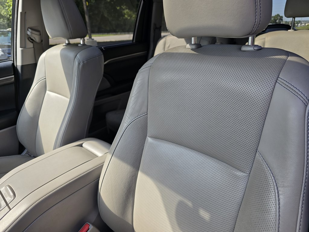 2017 Toyota Highlander Image 22