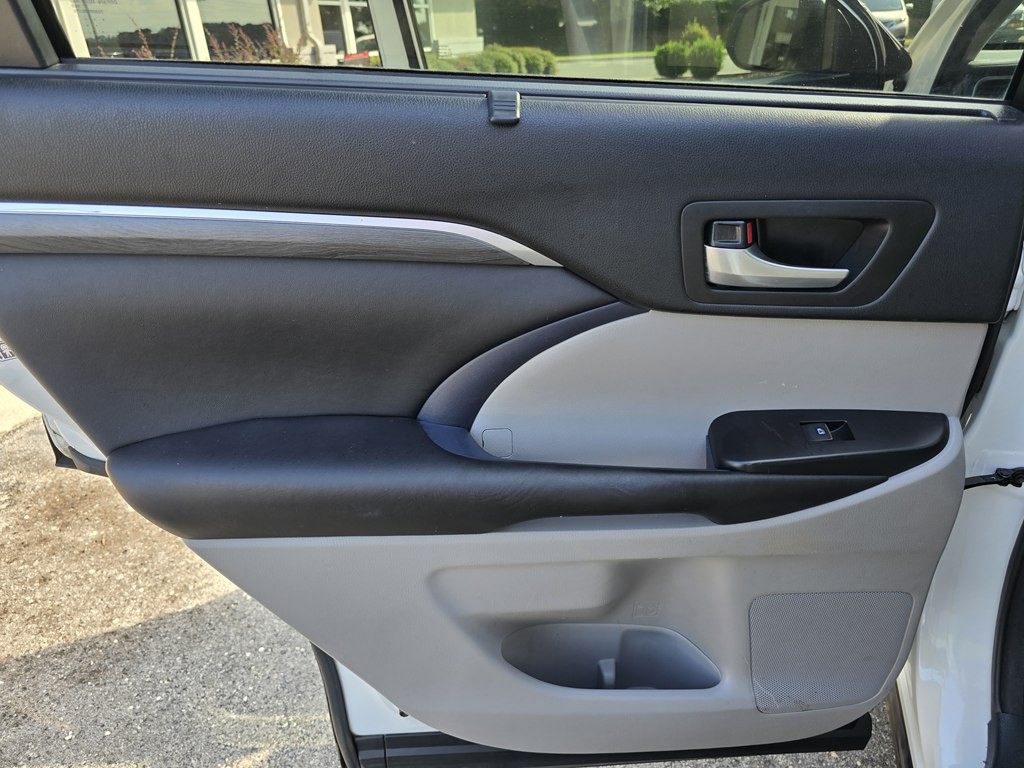 2017 Toyota Highlander Image 24