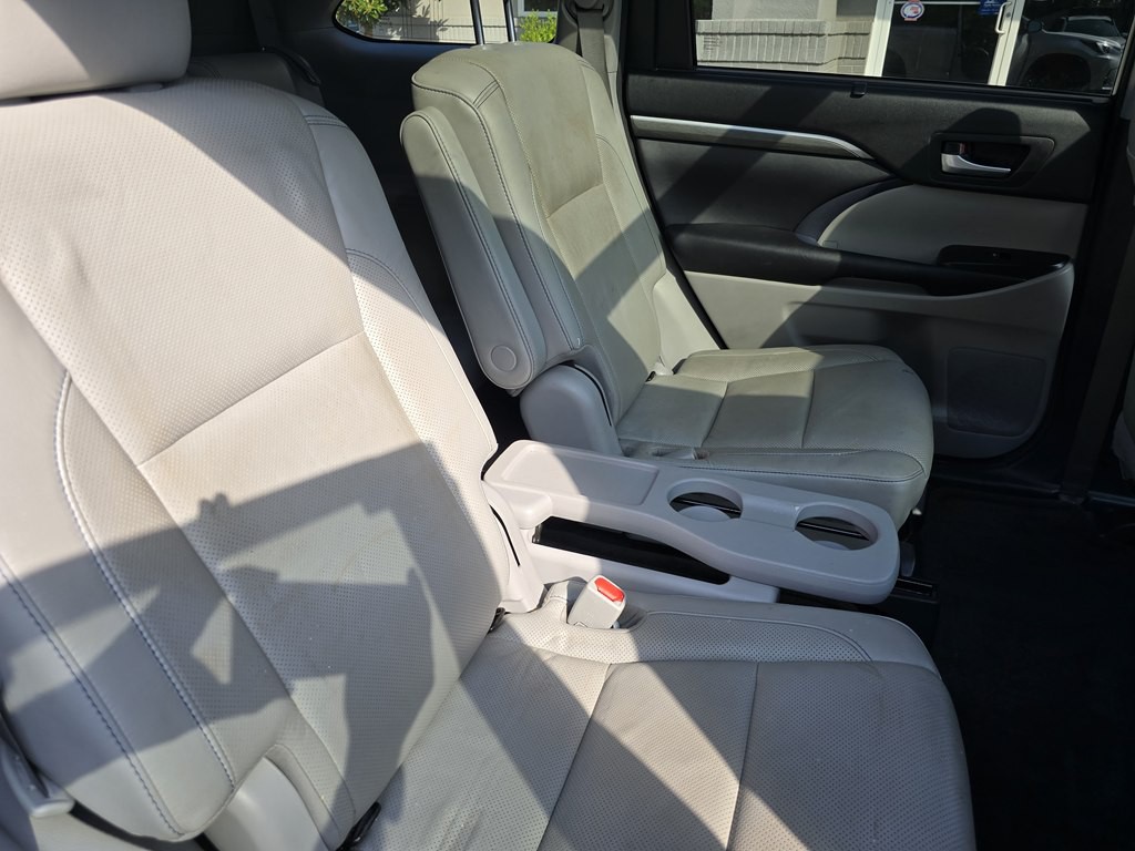 2017 Toyota Highlander Image 32