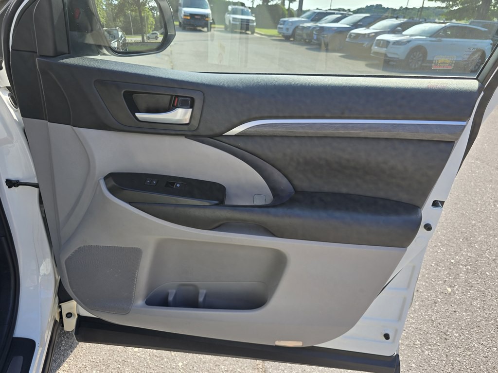2017 Toyota Highlander Image 33