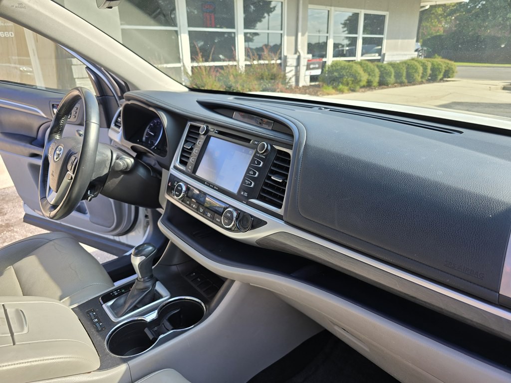 2017 Toyota Highlander Image 34
