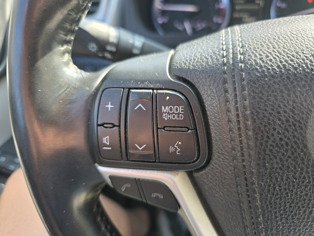 2017 Toyota Highlander Image 38