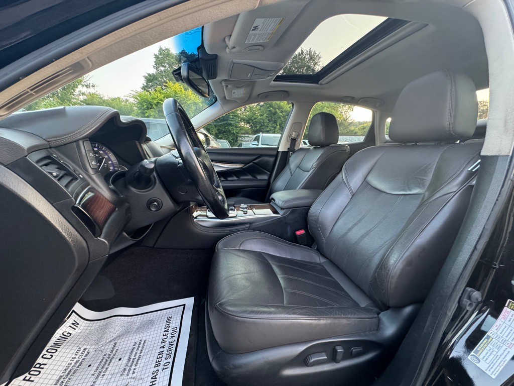 2015 INFINITI Q70 Image 8