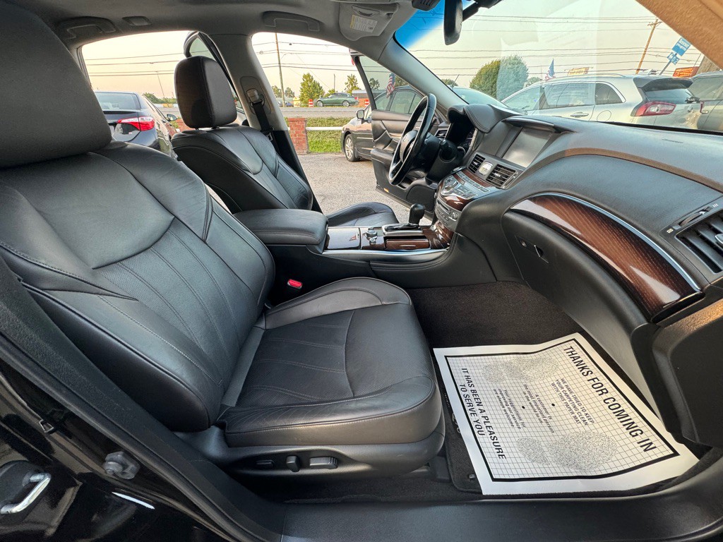 2015 INFINITI Q70 Image 9