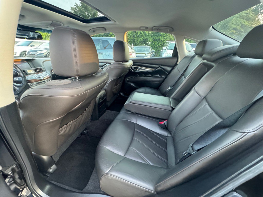 2015 INFINITI Q70 Image 10