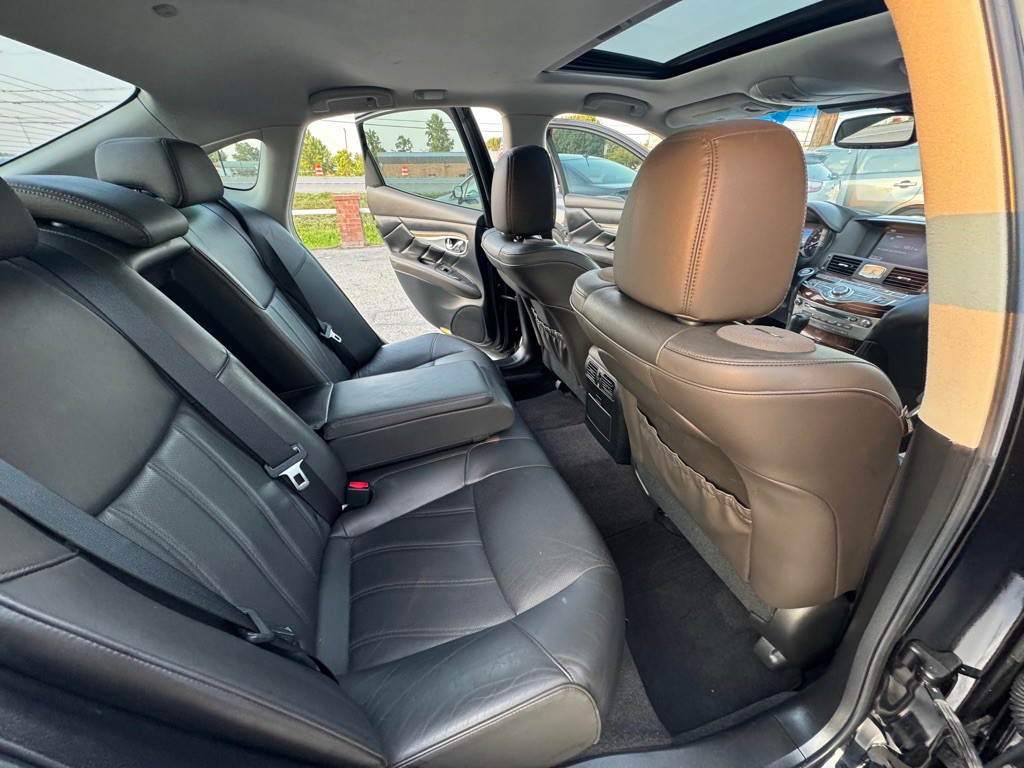 2015 INFINITI Q70 Image 11