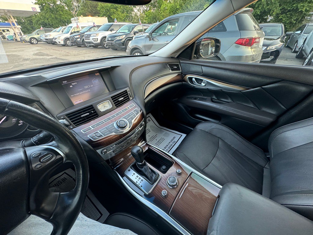 2015 INFINITI Q70 Image 14
