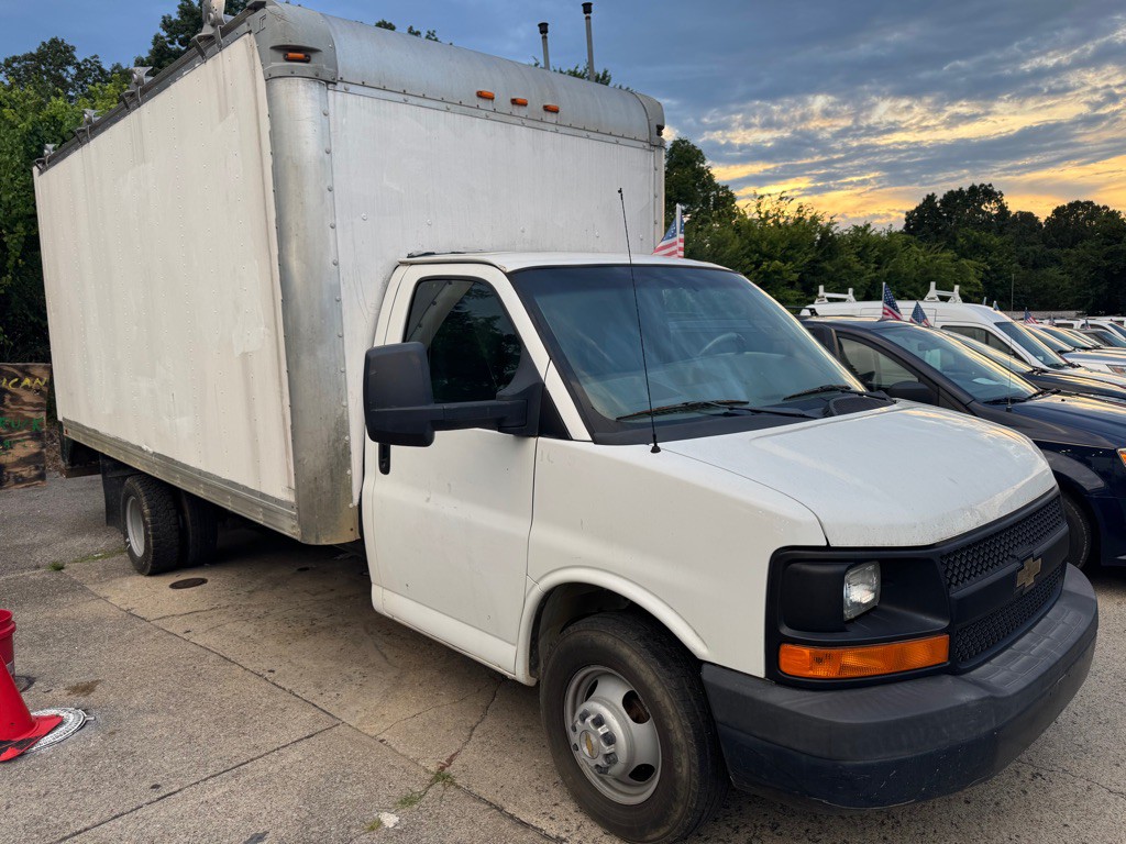 2016 Chevrolet Express Image 3