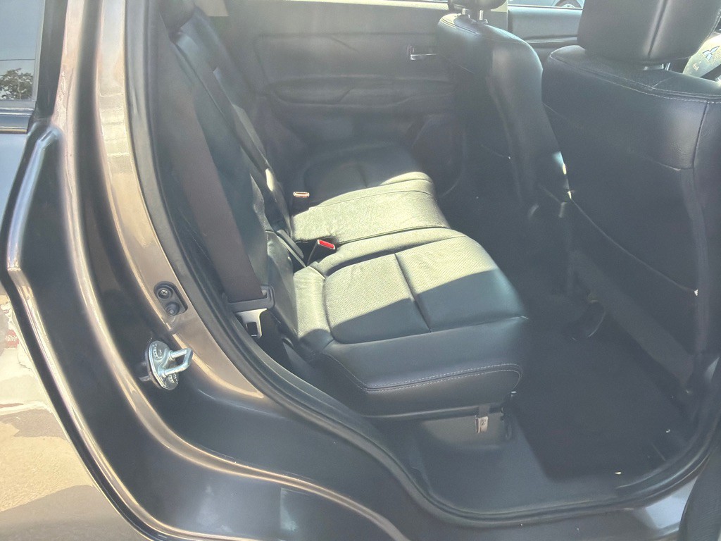 2016 Mitsubishi Outlander Image 10