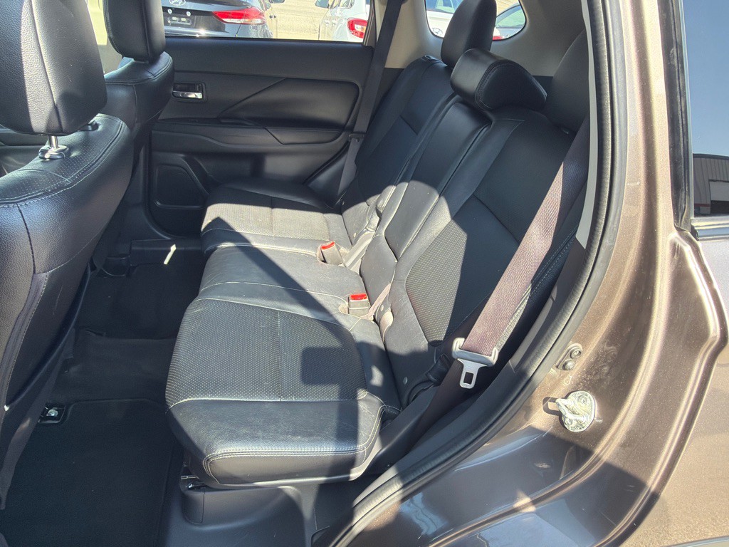 2016 Mitsubishi Outlander Image 12
