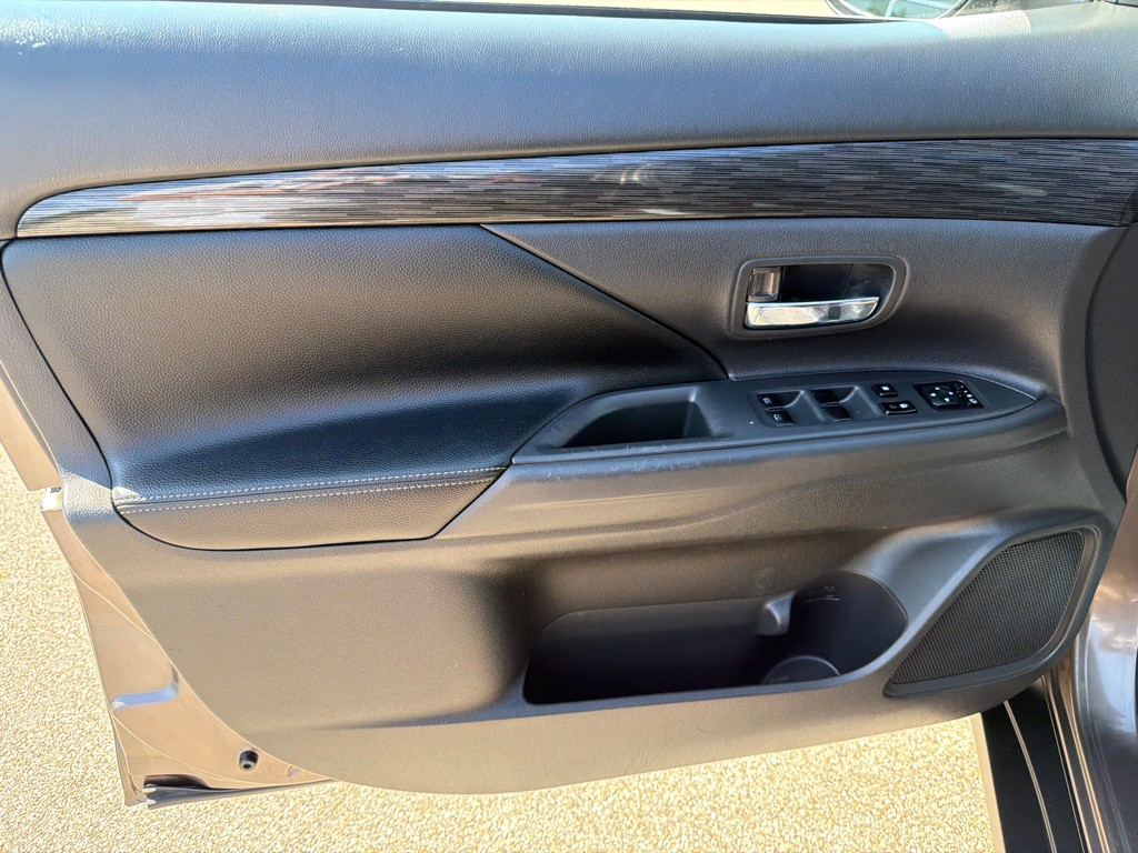 2016 Mitsubishi Outlander Image 14