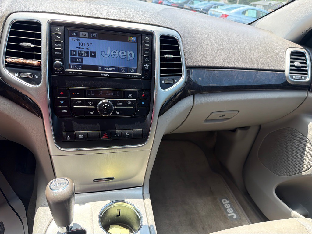2011 Jeep Grand Cherokee Image 16