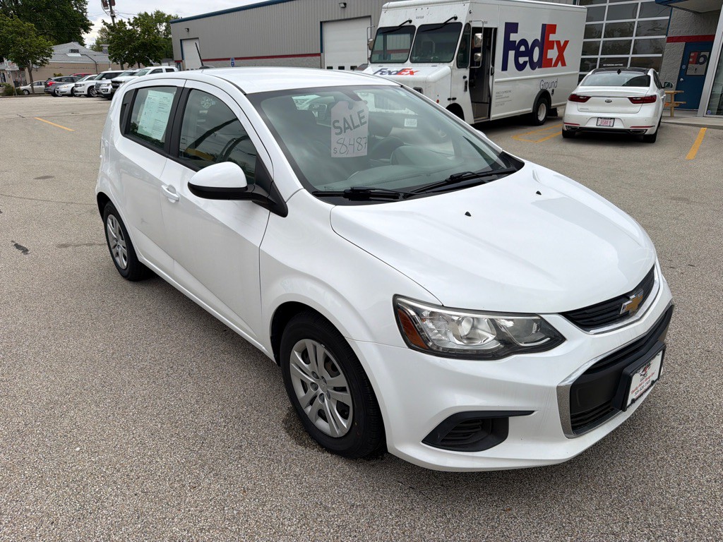 2017 Chevrolet Sonic Image 2