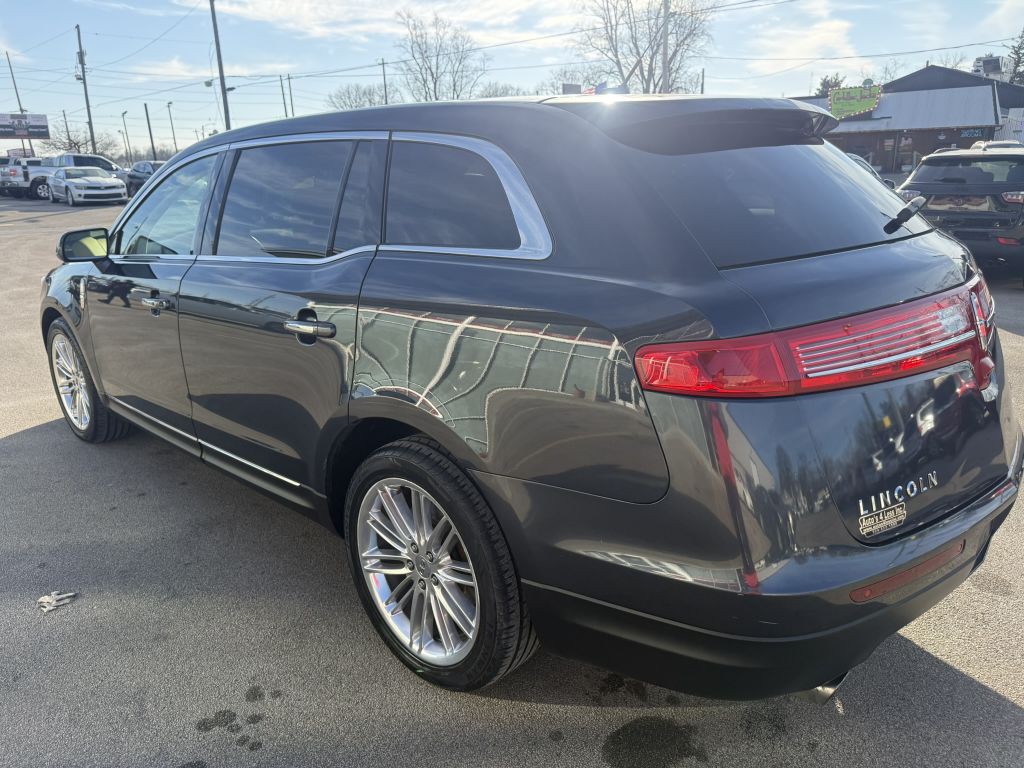 2014 Lincoln MKT Image 2