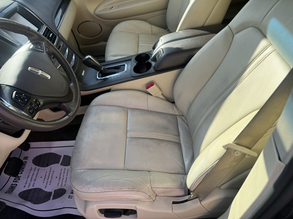 2014 Lincoln MKT Image 6