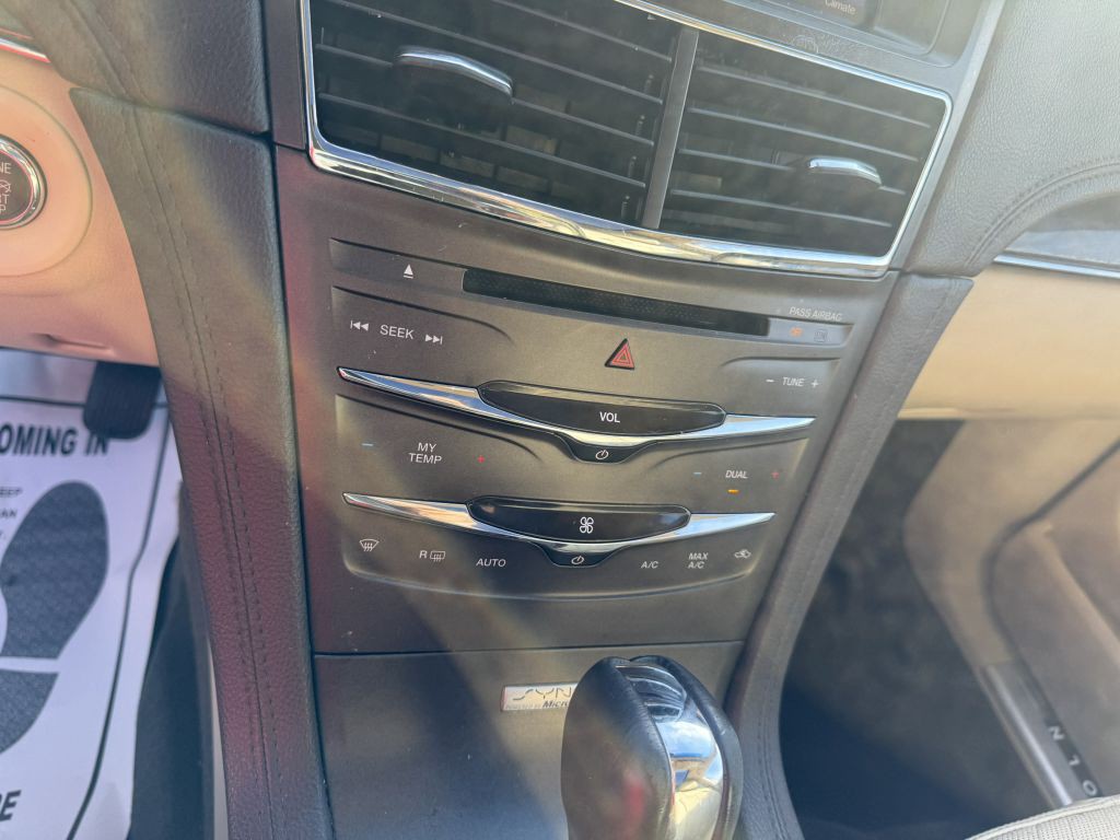 2014 Lincoln MKT Image 10
