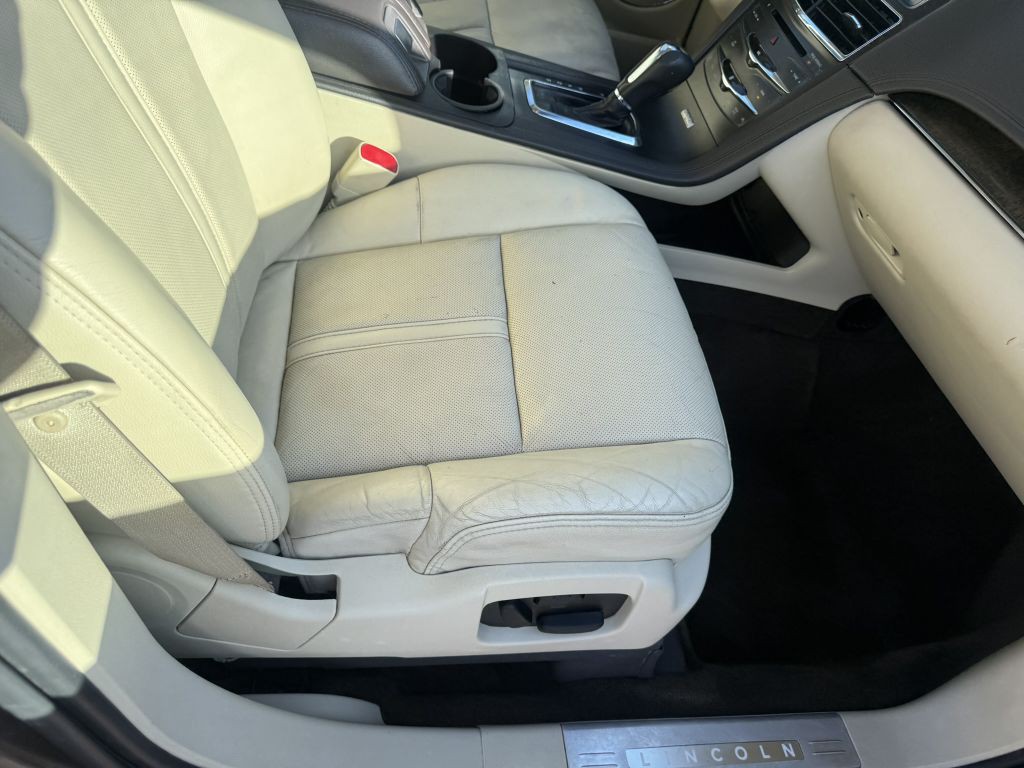 2014 Lincoln MKT Image 17