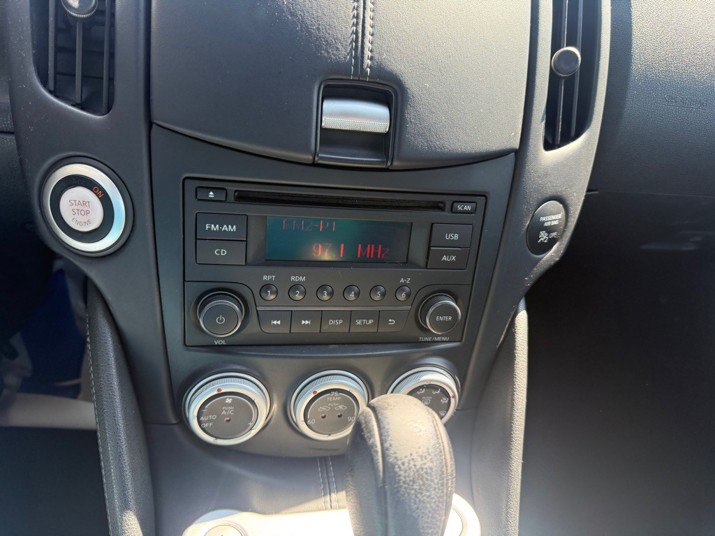 2015 Nissan 370Z Image 14