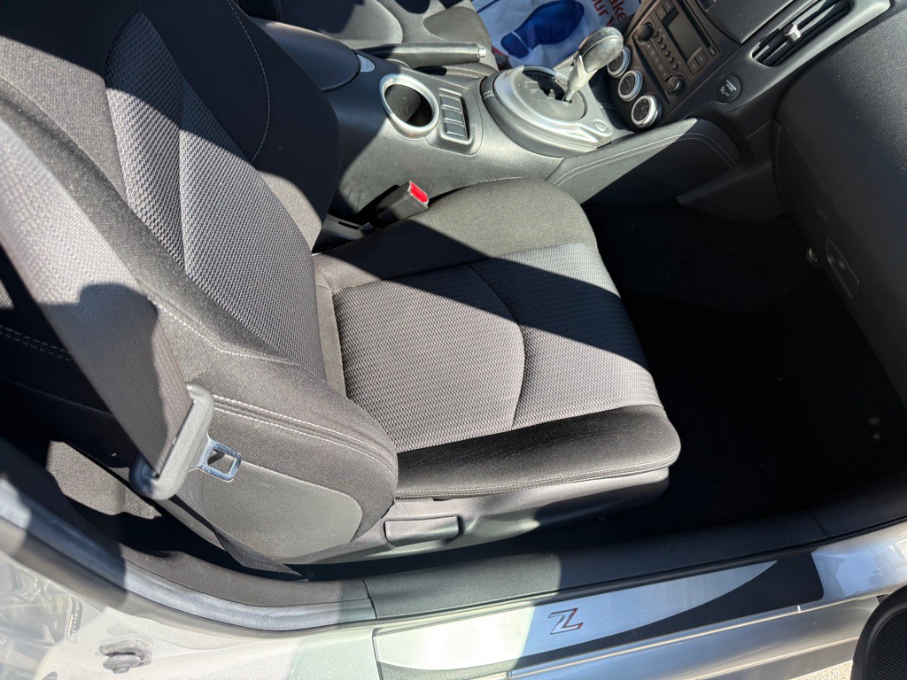 2015 Nissan 370Z Image 18