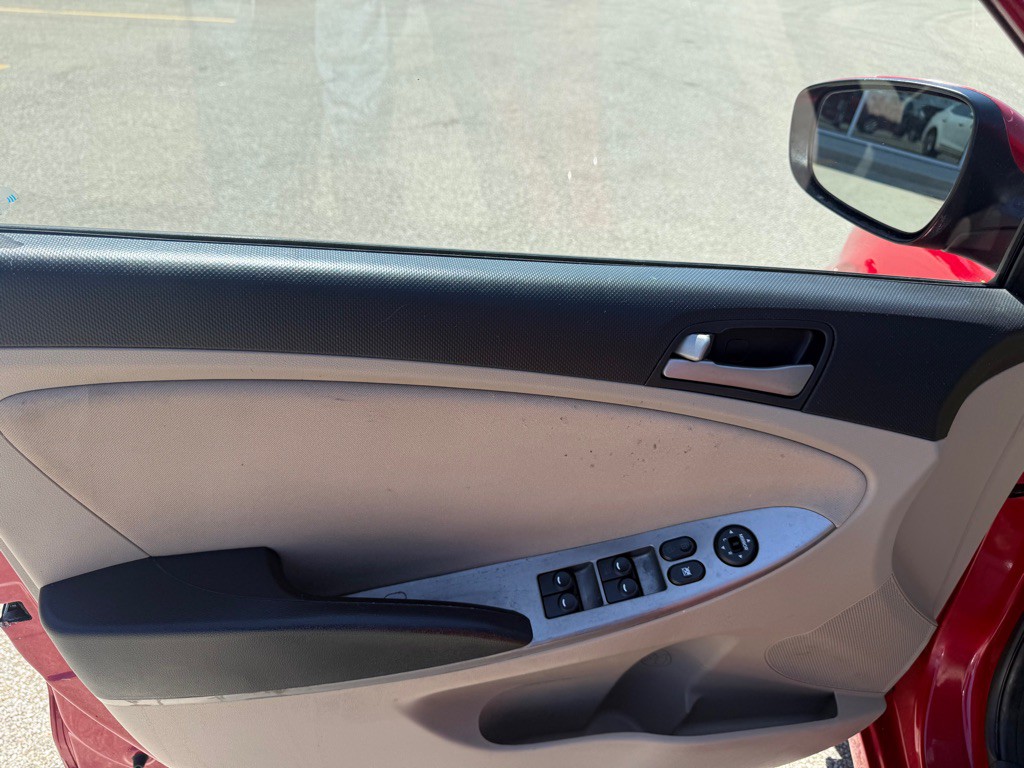 2016 Hyundai Accent Image 9