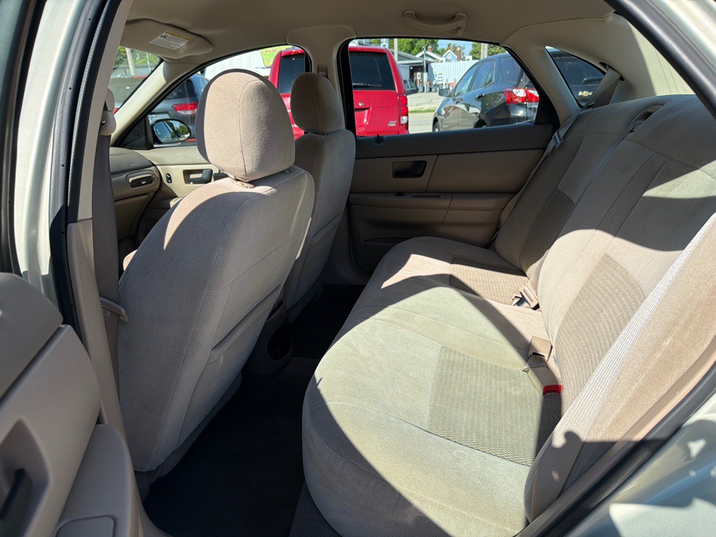 2004 Ford Taurus Image 11