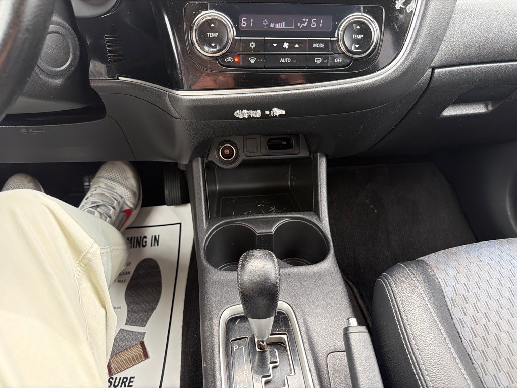 2015 Mitsubishi Outlander Image 16