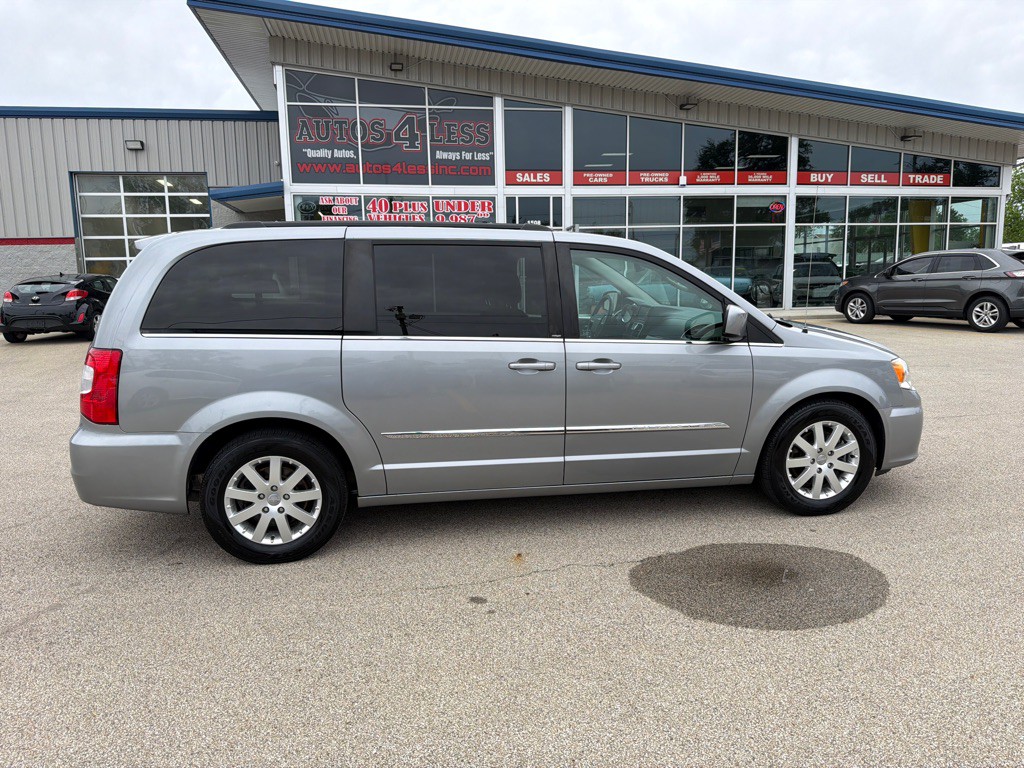 2013 Chrysler Town & Country Image 1