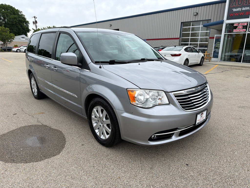 2013 Chrysler Town & Country Image 2