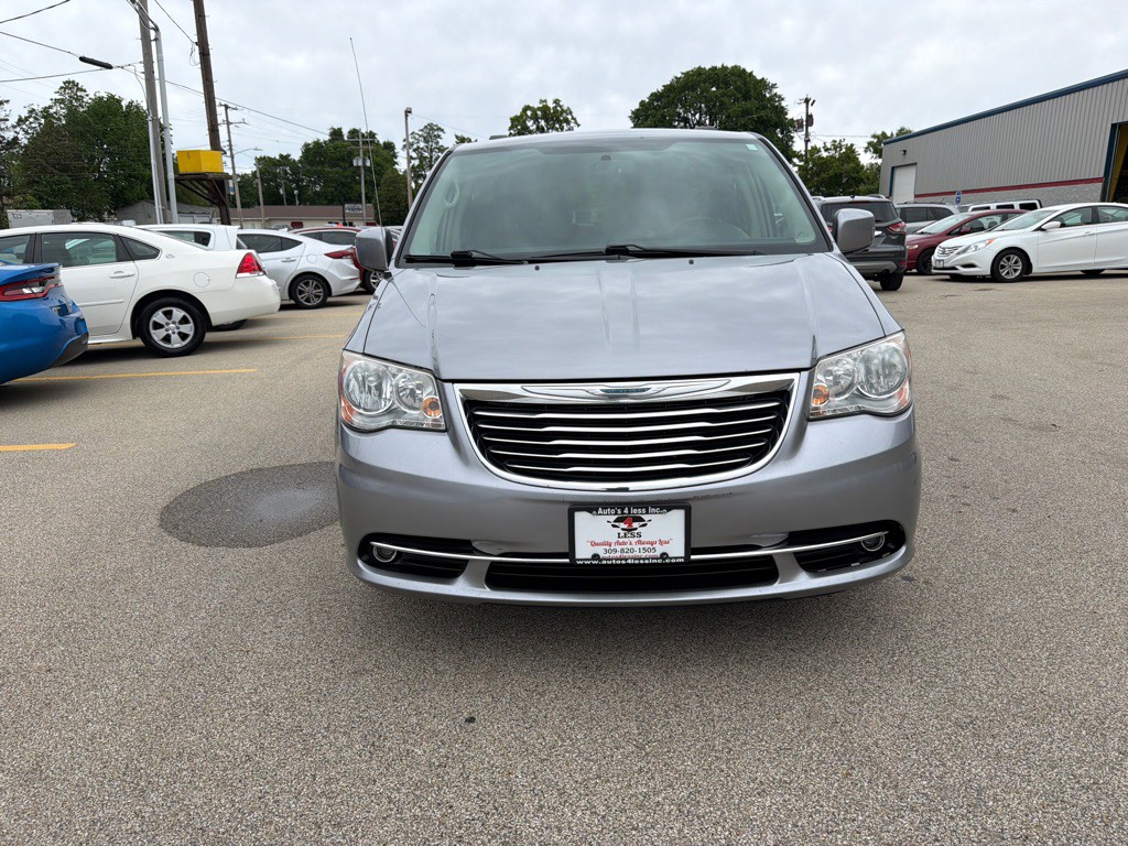 2013 Chrysler Town & Country Image 3