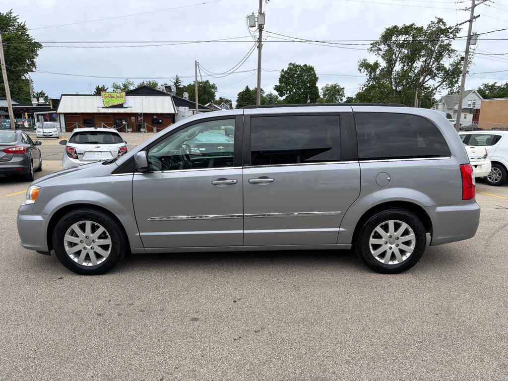 2013 Chrysler Town & Country Image 5