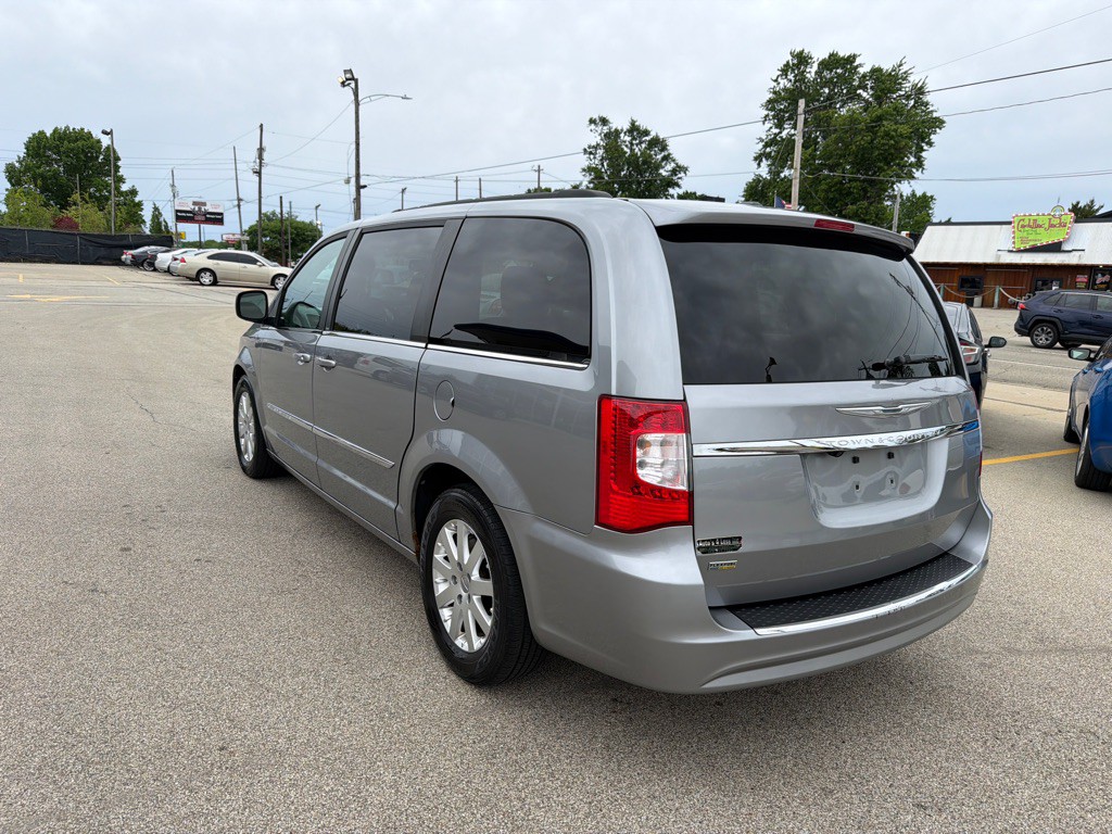 2013 Chrysler Town & Country Image 6