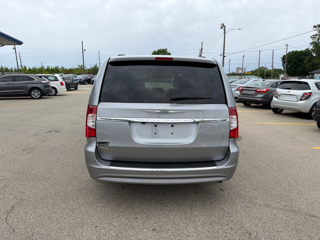 2013 Chrysler Town & Country Image 7