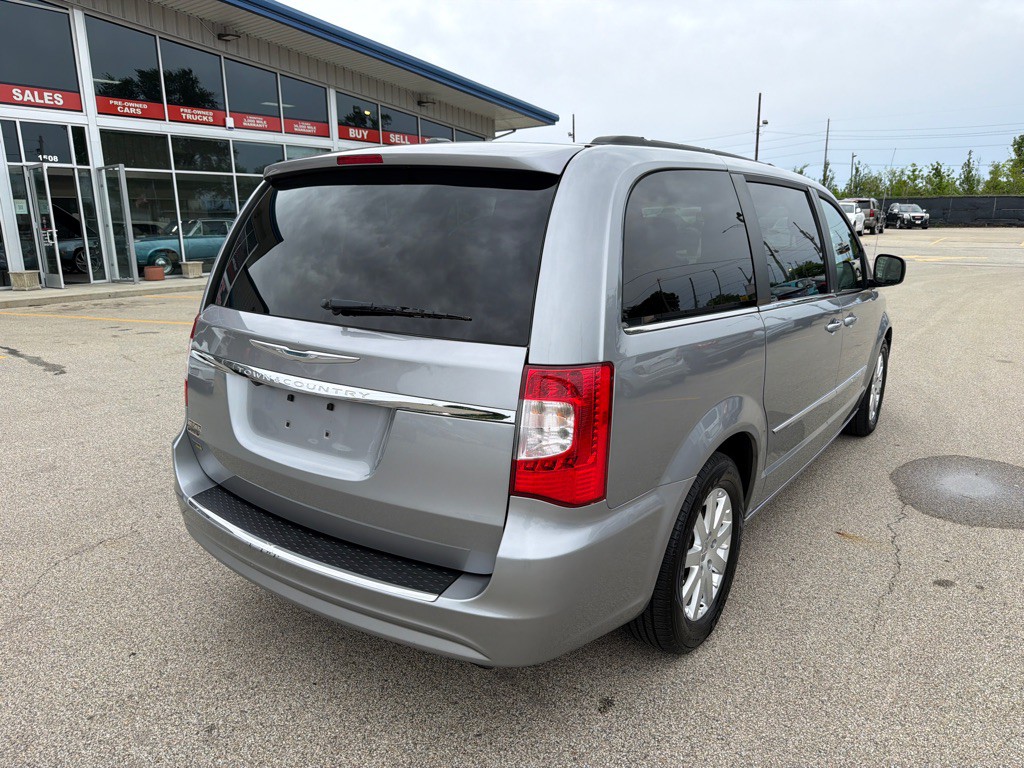 2013 Chrysler Town & Country Image 8