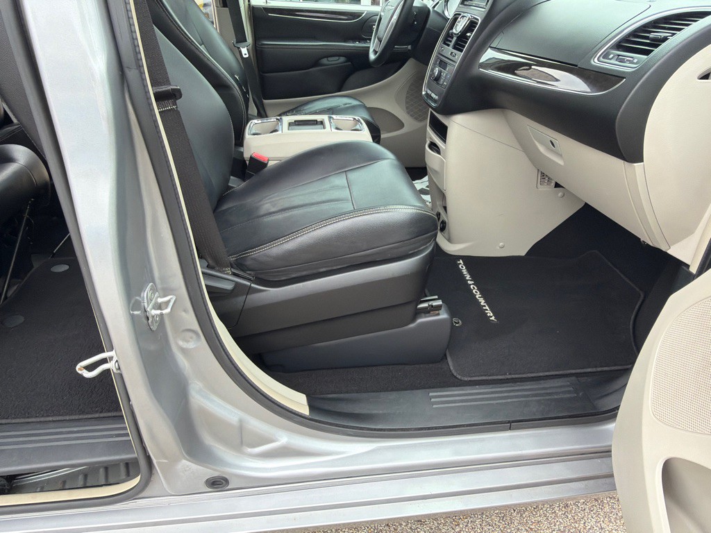2013 Chrysler Town & Country Image 9
