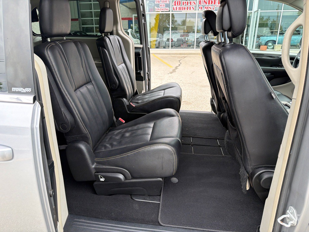 2013 Chrysler Town & Country Image 10