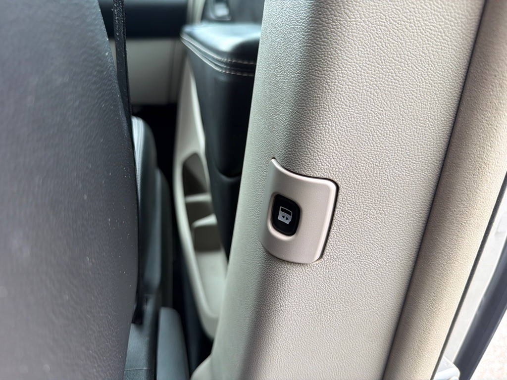 2013 Chrysler Town & Country Image 11