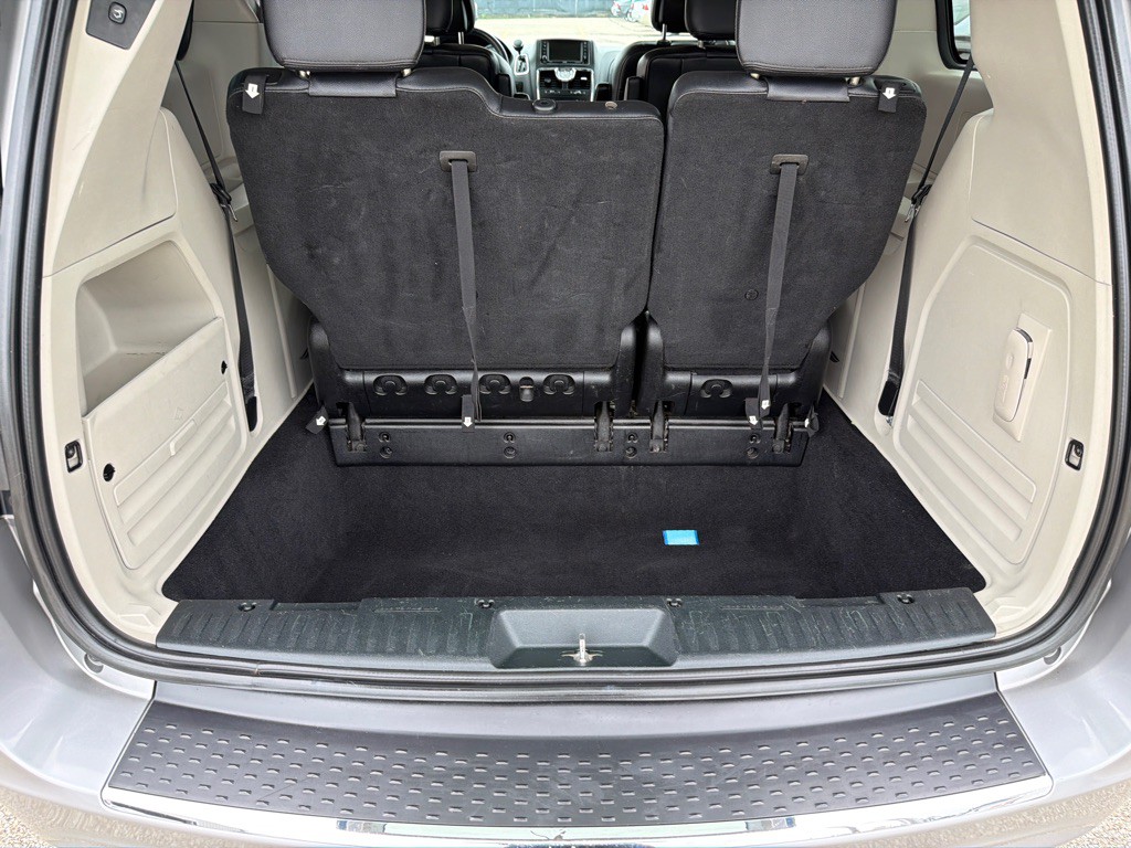 2013 Chrysler Town & Country Image 13