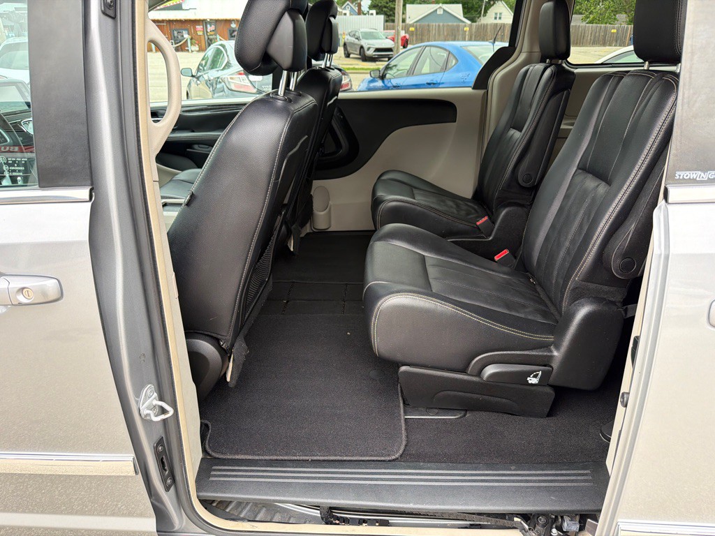 2013 Chrysler Town & Country Image 15