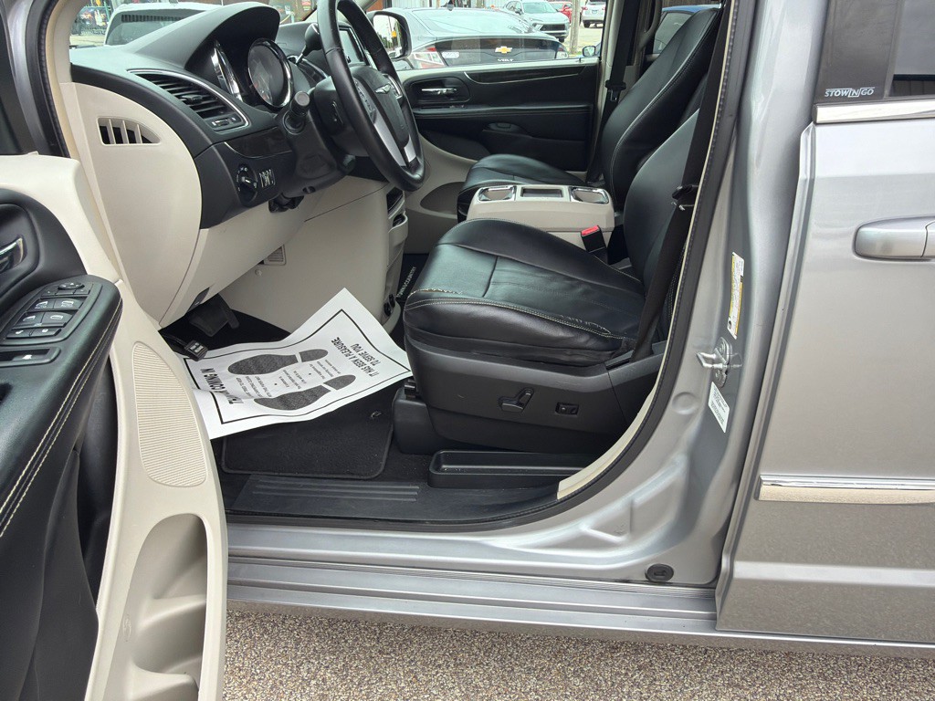 2013 Chrysler Town & Country Image 16