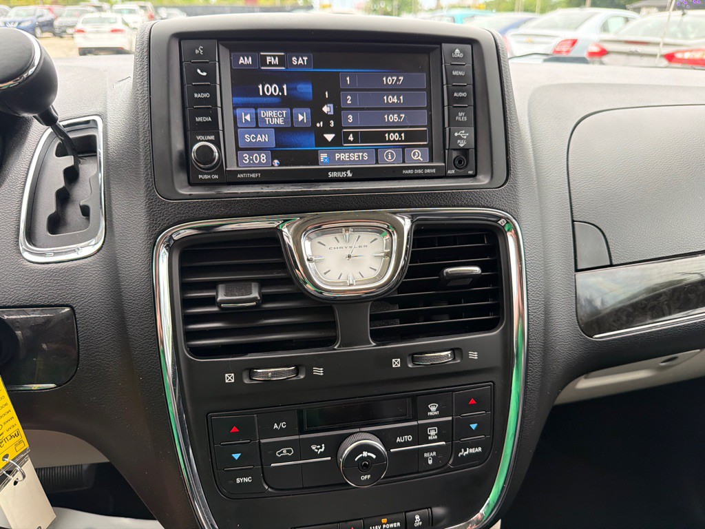 2013 Chrysler Town & Country Image 18