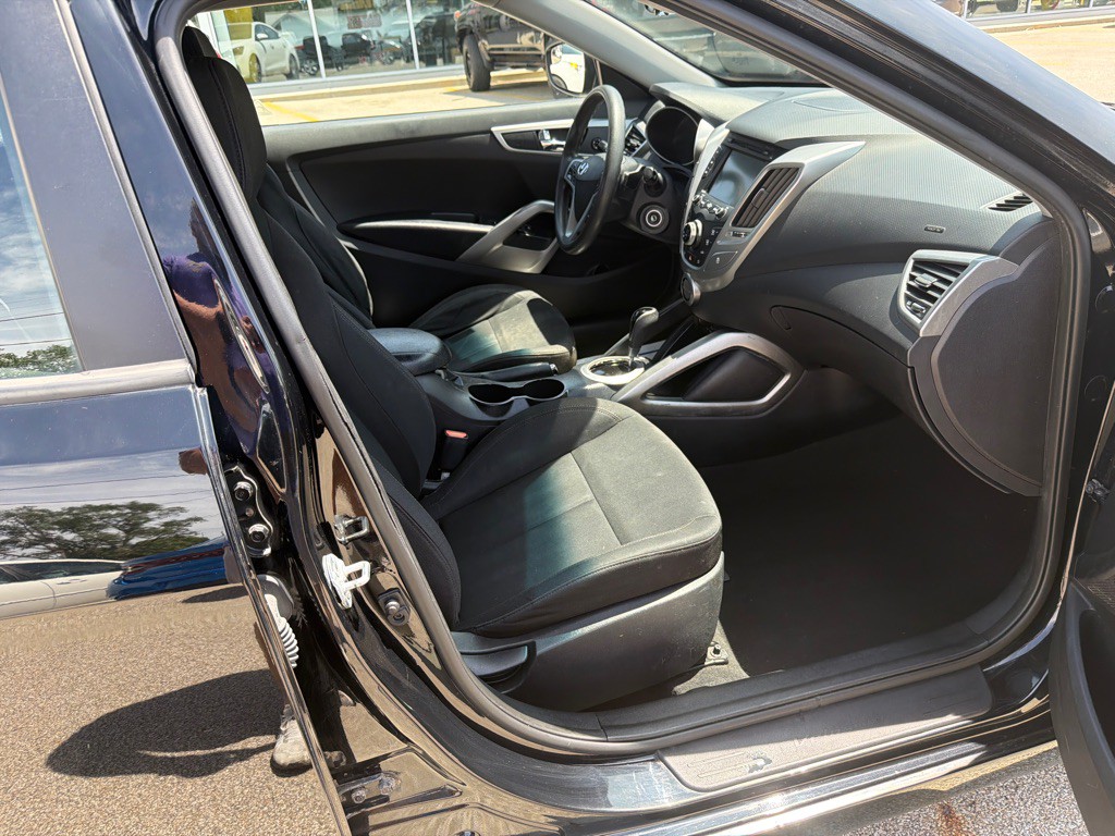 2015 Hyundai Veloster Image 9
