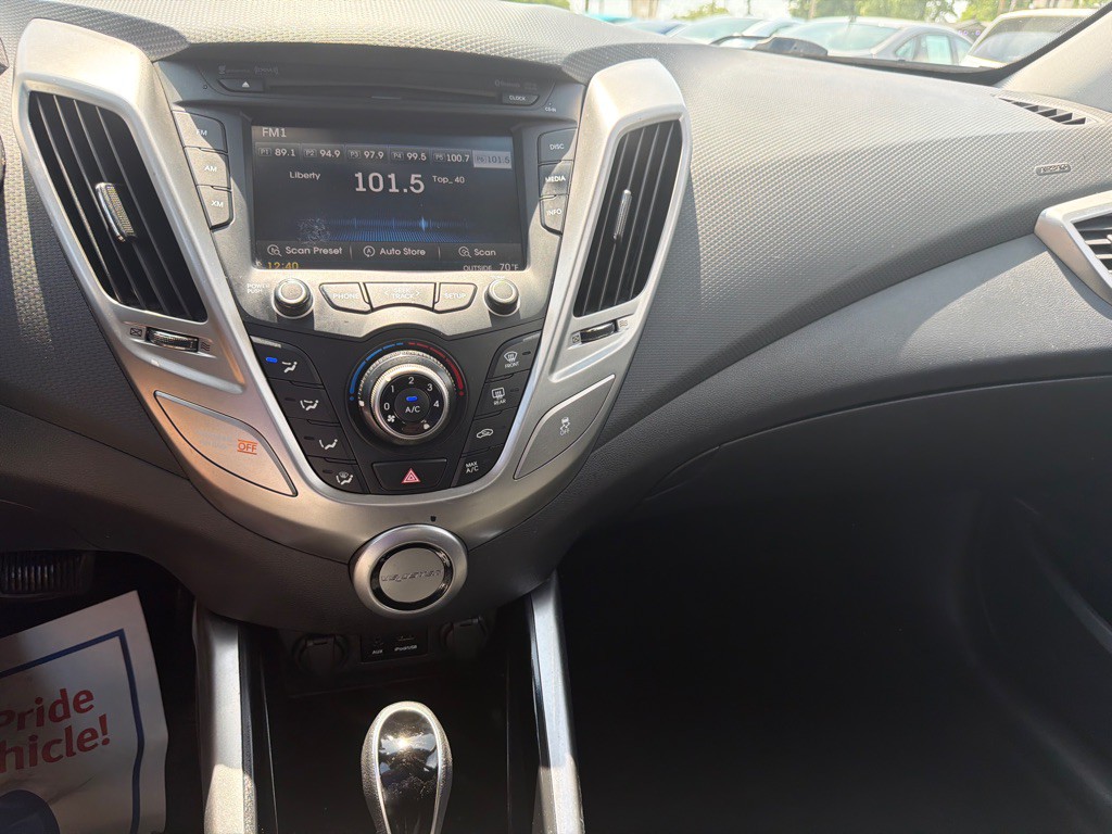 2015 Hyundai Veloster Image 15