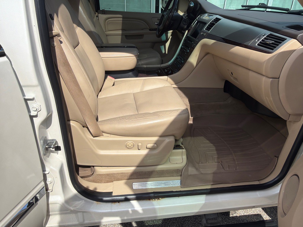 2010 Cadillac Escalade Image 8